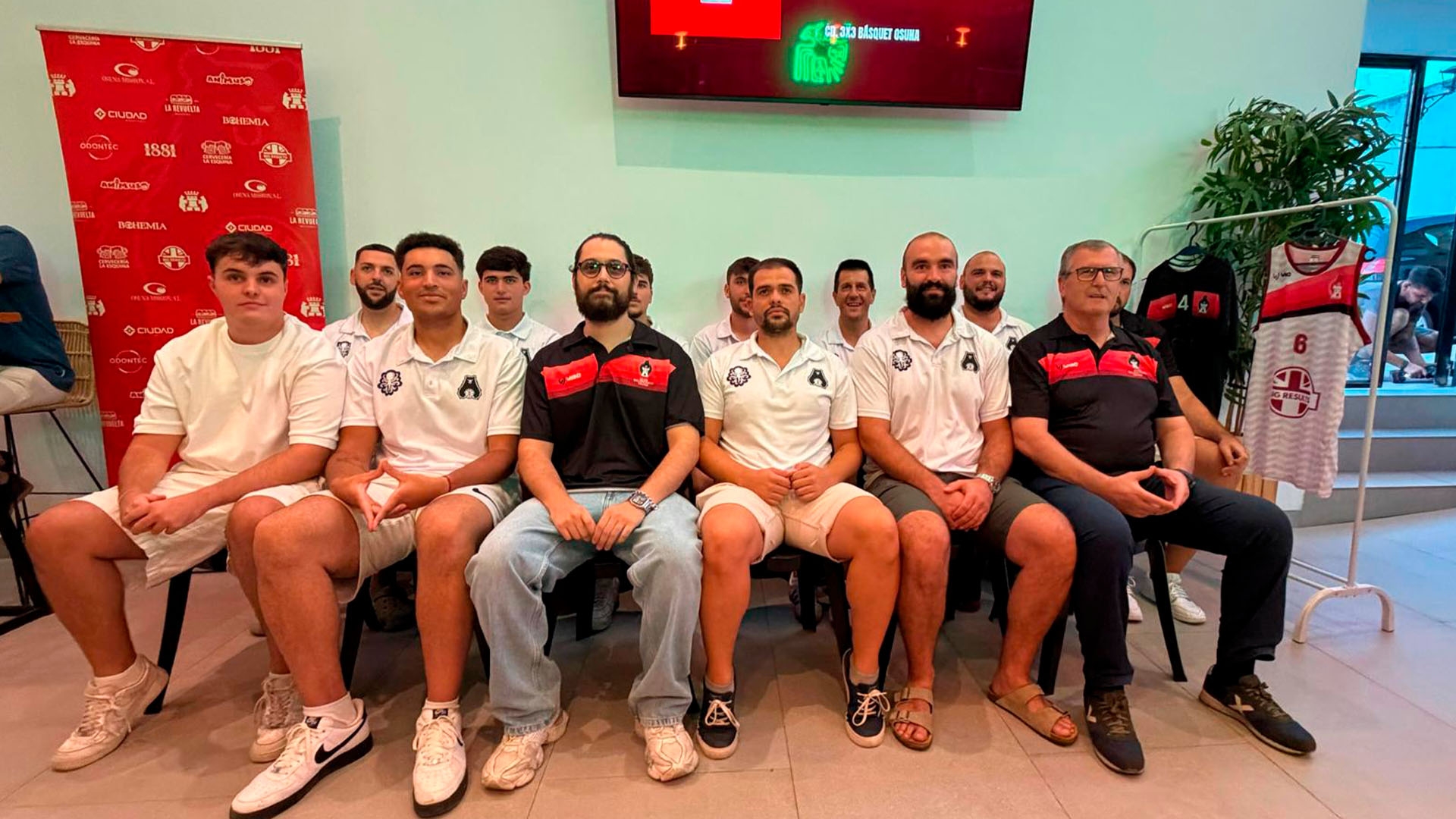 El baloncesto de Osuna se reúne para recordar a Juani Martín