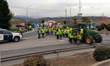 Los agricultores cortan carreteras en Campillos, Fuente de Piedra y Antequera en el tercer día de protestas