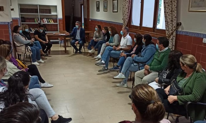 La comunidad educativa de Fuentes de Andalucía se moviliza para que se garantice la atención de las necesidades educativas y asistenciales