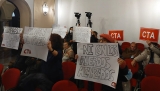 Protesta de los trabajadores de la ayuda a domicilio en el Pleno de Montilla.