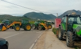 Los agricultores cortan carreteras en El Saucejo, Algámitas y Villanueva de San Juan  en el quinto día de protestas