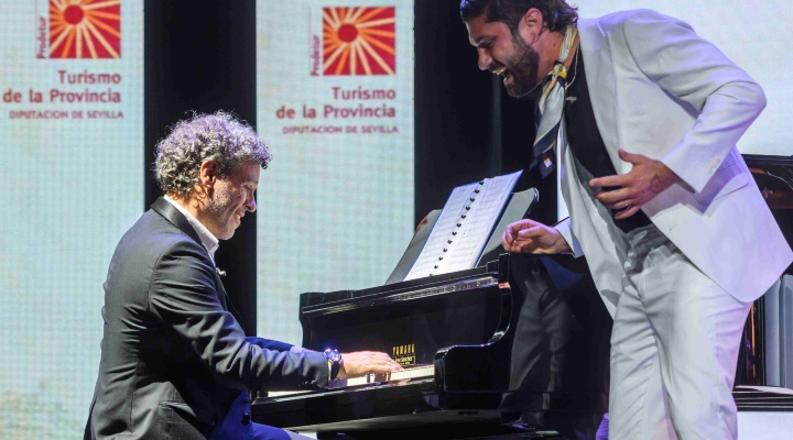 Alejandro Astola recorre Sevilla en el videoclip de su nueva canción turística