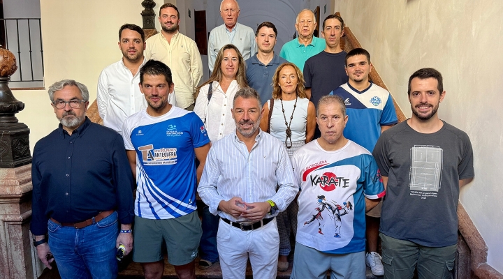 Antequera recupera el bádminton y amplía su escuela municipal de pádel