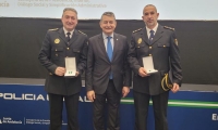 La Junta de Andalucía entrega la Cruz con distintivo blanco a los jefes de la Policía Local y Nacional de Lucena