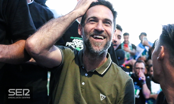 Abel Segovia celebrando el ascenso con el Antequera
