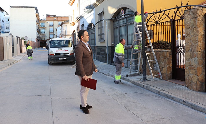 Javier Pineda, edil de Obras, en la calle R&iacute;o Guadiana.
