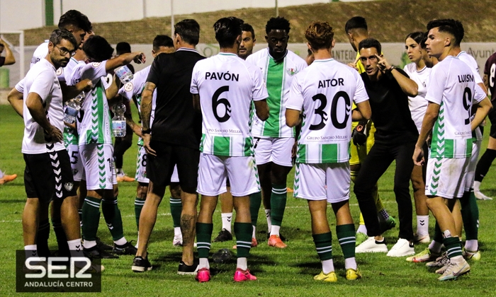 La ilusi&oacute;n por las nubes para el inicio del Antequera CF en el bronce