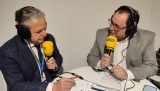 Salvador Fuentes, en Fitur, atendiendo a nuestro compa&ntilde;ero Francis D&iacute;az.