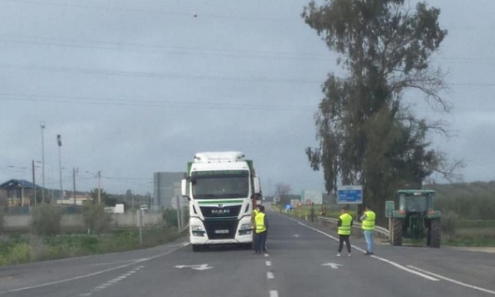 Los agricultores mantienen cortada la A-92 en Arahal tras una semana de protestas