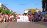 Alumnos del colegio de Humilladero llegan tarde a clase para protestar por la eliminaci&oacute;n de una unidad