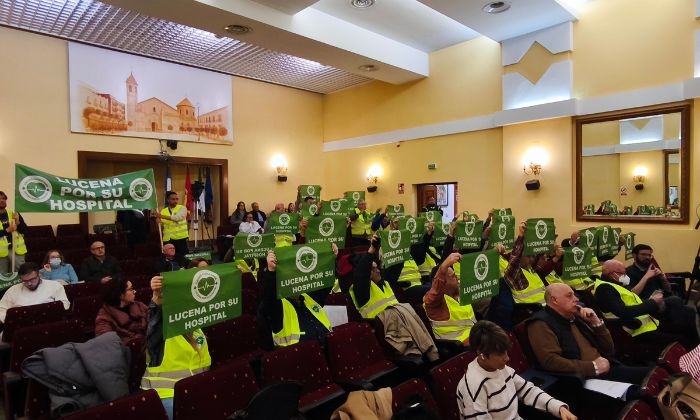 Una protesta ciudadana exige la construcci&oacute;n del hospital p&uacute;blico en el Pleno del Ayuntamiento de Lucena