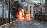 Fuego en el parque infantil ubicado en el paseo de Mariana Pineda de Lucena.