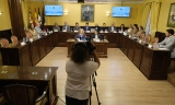 Sesi&oacute;n plenaria en Cabra, con los asientos vac&iacute;os de PSOE y UVE.