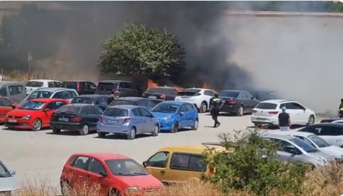 Varios vehículos arden en Antequera en la zona de La Moraleda