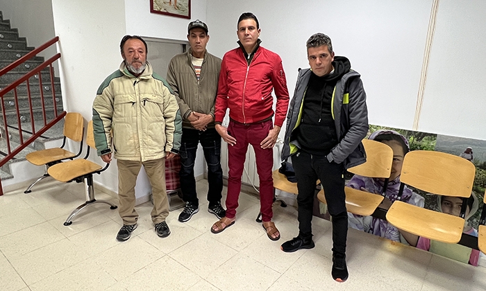 Aurelian -a la izquierda- y Younnes -a la derecha-, junto a otros temporeros.