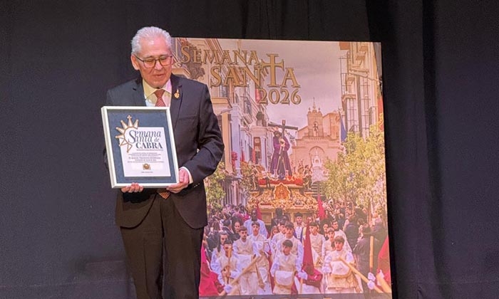 Manuel Fern&aacute;ndez recibe el reconocimiento como Cofrade de Honor de Cabra.