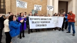 Vecinos de Cartaojal se concentran en Antequera para reivindicar el uso p&uacute;blico de un callej&oacute;n