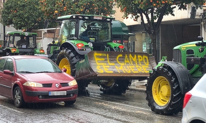 Vuelven a cortar la A-7282 en el polígono de Antequera en el quinto día de protestas de los agricultores