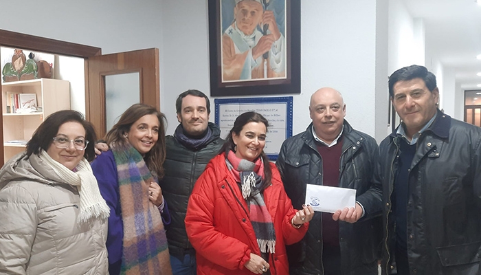 Entrega al COF del donativo aportado por la Pe&ntilde;a Amigos de los Magos.