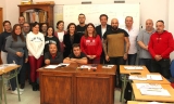 Alumnos de este curso sobre FP, monitor, el alcalde y la concejala de Formaci&oacute;n para el Empleo. 