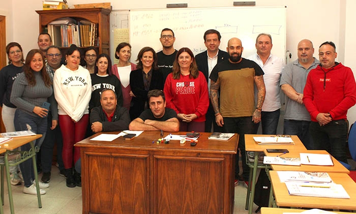 Alumnos de este curso sobre FP, monitor, el alcalde y la concejala de Formaci&oacute;n para el Empleo. 