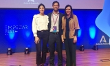 En el centro, Carlos Garc&iacute;a, de Genaq, junto a la responsable en C&oacute;rdoba del IAJ y la delegada territorial de Empleo.