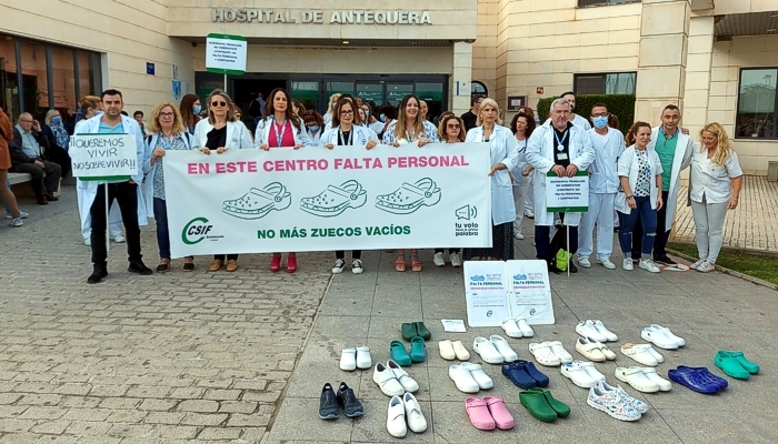 Los ‘zuecos vacíos’ de CSIF llegan al Hospital de Antequera para denunciar la falta de contrataciones