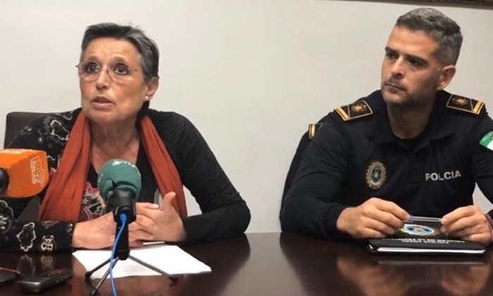 La alcaldesa de Aguilar de la Frontera y el responsable policial.