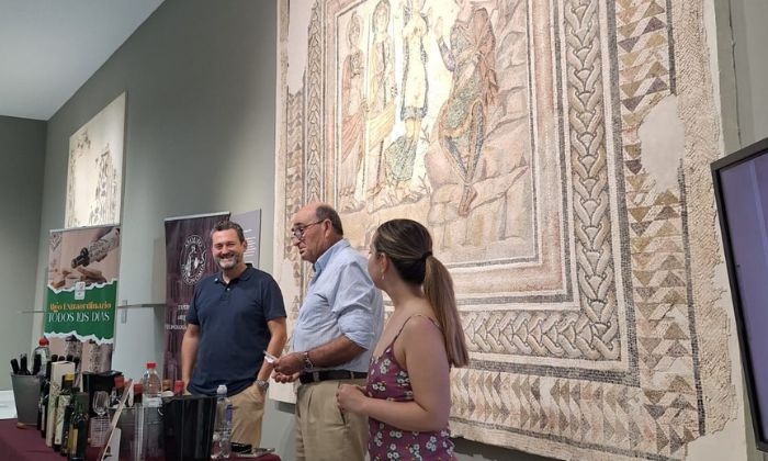 Magistral lecci&oacute;n de arqueogastronom&iacute;a en la Colecci&oacute;n Museogr&aacute;fica de Casariche con el arque&oacute;logo Manuel Le&oacute;n