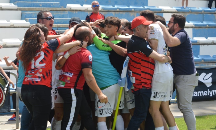 El Salerm Puente Genil rescata un punto en el minuto 92 para seguir liderando la pelea por el ascenso directo