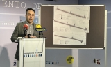 Javier Pineda, concejal de Obras, detalla el plano de la obra.