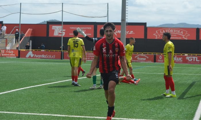 Salva Vegas grita gol para poner al Puente Genil por delante de La Minera 