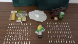 Droga y objetos intervenidos por la Guardia Civil.