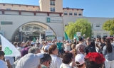 Marea Blanca vuelve a protestar ante el Hospital de Osuna y alerta de retrasos en otras pruebas diagn&oacute;sticas