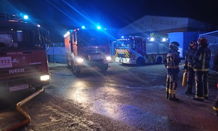 Un grave incendio destruye una nave con atracciones de feria en Lucena