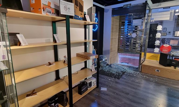Roban 13 port&aacute;tiles y 25 m&oacute;viles en una tienda de inform&aacute;tica de Lucena
