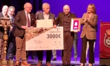 Antonio Nieto recibe el premio en Granada.