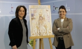 Araceli Rodr&iacute;guez, concejala de Fiestas, y la autora Luc&iacute;a Bujalance, con el cartel.