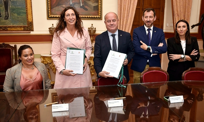 Ayuntamiento de Antequera y Junta firman el convenio para mantener el servicio de ayuda a domicilio