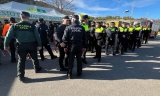 Efectivos policiales y de emergencias en el Puesto de Mando Avanzado.
