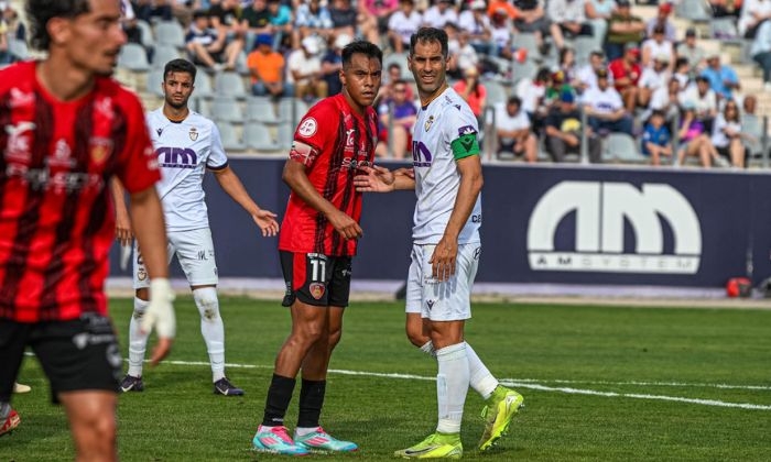 Un arbitraje casero corta las alas al Puente Genil en La Victoria (2-1)