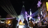 Puente Genil estrena su sorprendente espectáculo de luces y sonido en un gran árbol de Navidad de 35 metros