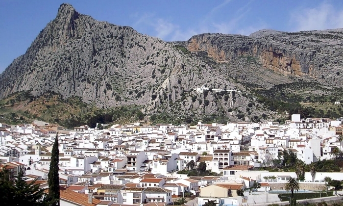 La alcaldesa de Valle de Abdalaj&iacute;s emite un bando con prohibiciones en el uso del agua