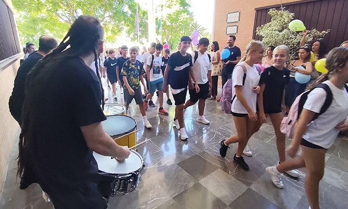 Recibimiento a los alumnos con una batucada en el IES Sierra de Aras.