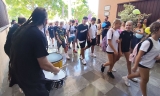 Recibimiento a los alumnos con una batucada en el IES Sierra de Aras.