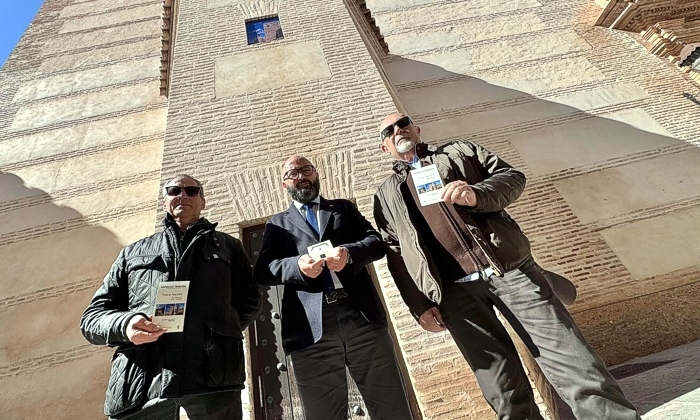 Antequera convierte la fachada de Santa Clara en mural improvisado para exposiciones fotogr&aacute;ficas