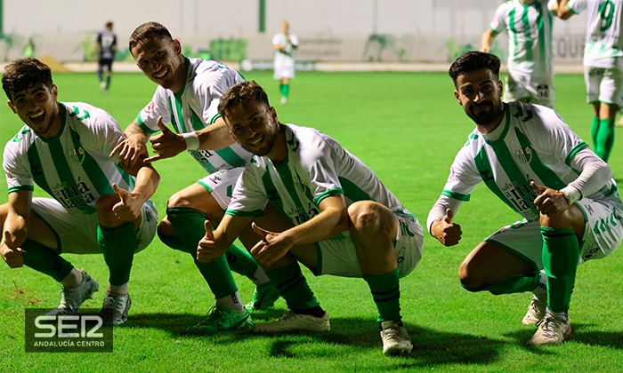 El Antequera CF encuentra el gol y el playoff en el derbi