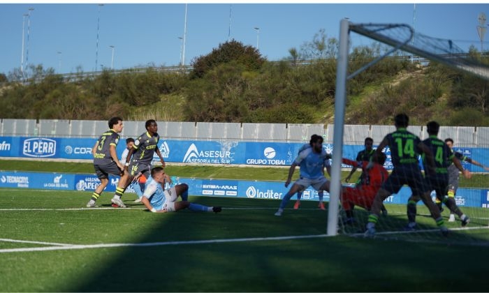 El Ciudad de Lucena impone su pegada ante el Ceuta B (2-0)