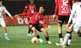 Lalo controla un bal&oacute;n en el Manuel Polinario