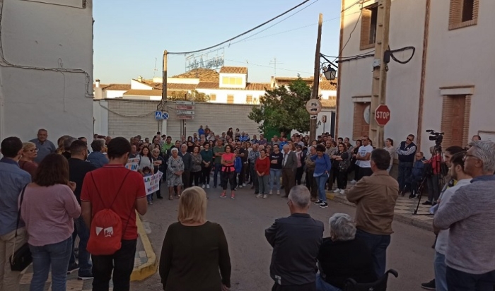 Decenas de vecinos se manifiestan en Corcoya para pedir un médico: &quot;No es un privilegio, es un derecho&quot;